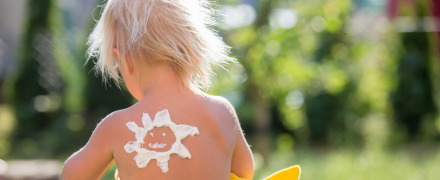 So kommen Kinder mit Neurodermitis gut durch die Sommersaison