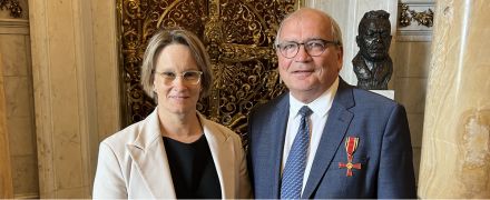 Kinderorthopäde Prof. Dr. med. Ralf Stücker erhält das Bundesverdienstkreuz