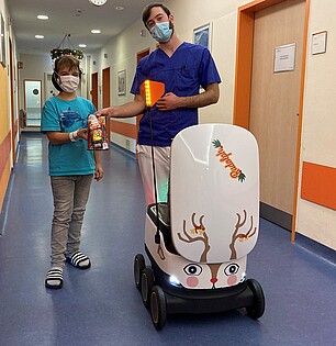 Weihnachts-Roboter verteilt Geschenke an Kinder im Altonaer Kinderkrankenhaus