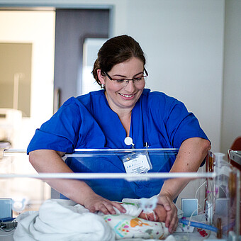 Pflegerin mit Neugeborenem