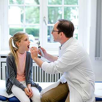 Kind wird vom Arzt untersucht